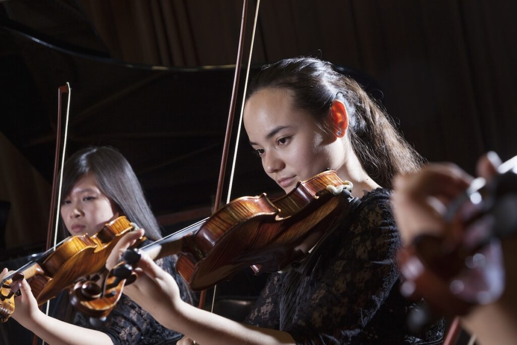 violinists rehearsing